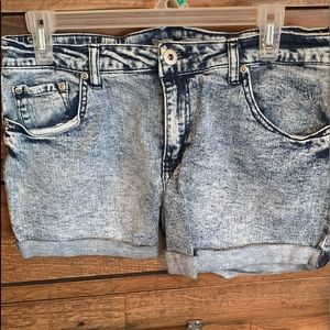 Women’s light washed blue jean shorts.